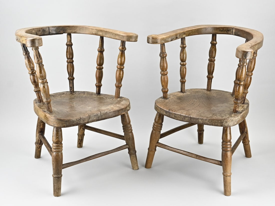 2x English Windsor high chair: Two antique English Windsor high chairs made of elm wood. 19th century. Dimensions: 49 x 40 x 40 cm. In good condition.