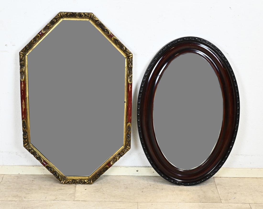 2x Mirror: Two antique mirrors. 1x Octagonal with ornate rim, mirror has a crack, dimensions: 97 x 62 cm. 1x Oval English mirror with beveled edge, dimensions: 84 x 57 cm. In fair/good condition.