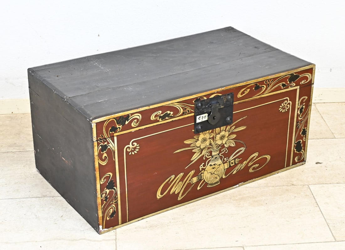 Tibetan coffin: Hand-painted Tibetan wooden chest. 20th century. Dimensions: 36 x 75 x 45 cm. In good condition.