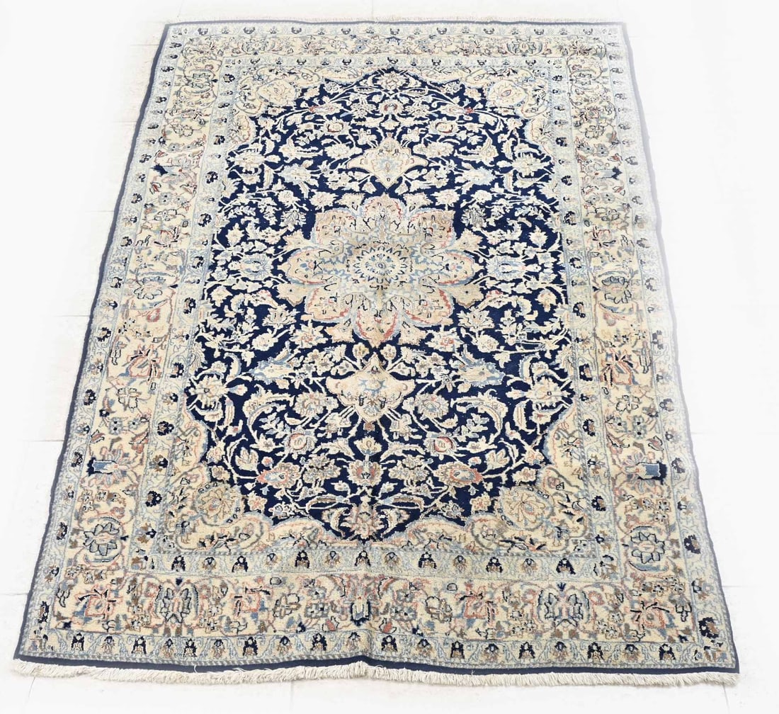 Persian rug (silk), 110 x 175 cm.: Persian silk rug. Floral decoration. Finely knotted. Dimensions: 110 x 175 cm. In good condition.