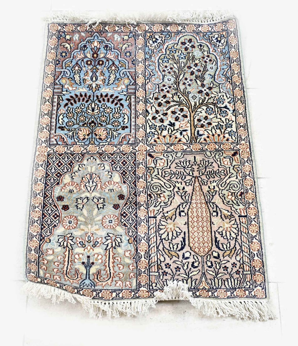 Small Persian rug, 93 x 62 cm.: Small Persian rug with four wings. Dimensions: 93 x 62 cm. In good condition.