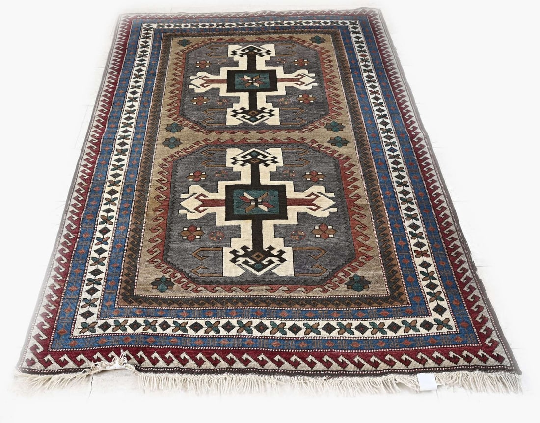 Antique Persian rug, 392 x 311 cm.: Very large, finely knotted, antique Persian rug. Floral decoration. One restoration and bare/worn spots. Dimensions: 392 x 311 cm. In reasonable condition.