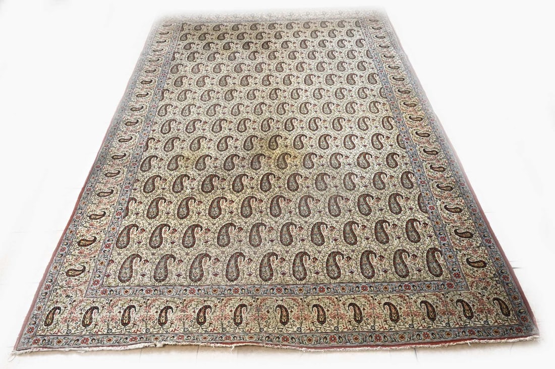 Persian rug, 215 x 330 cm.: Old Persian rug. Floral decoration. Dimensions: 215 x 330 cm. In good condition.