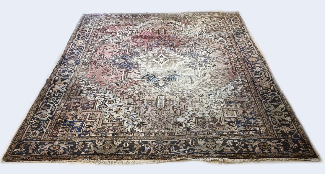 Persian Heris rug, 285 x 251 cm.: Large hand-knotted Persian Heris rug. Slightly discolored/worn in the center. Dimensions: 285 x 251 cm. In fair/good condition.