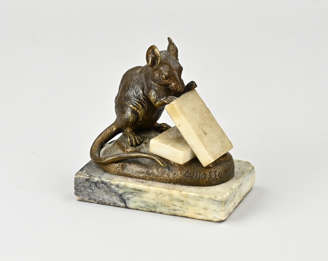 Louis Edmond Masson, Bronze figure: Bronze with marble figure, by Louis Edmond Masson. 1838 - 1913. Cheese-eating rat. Circa 1900. Dimensions: 9.5 x 9.5 x 6 cm. In good condition.