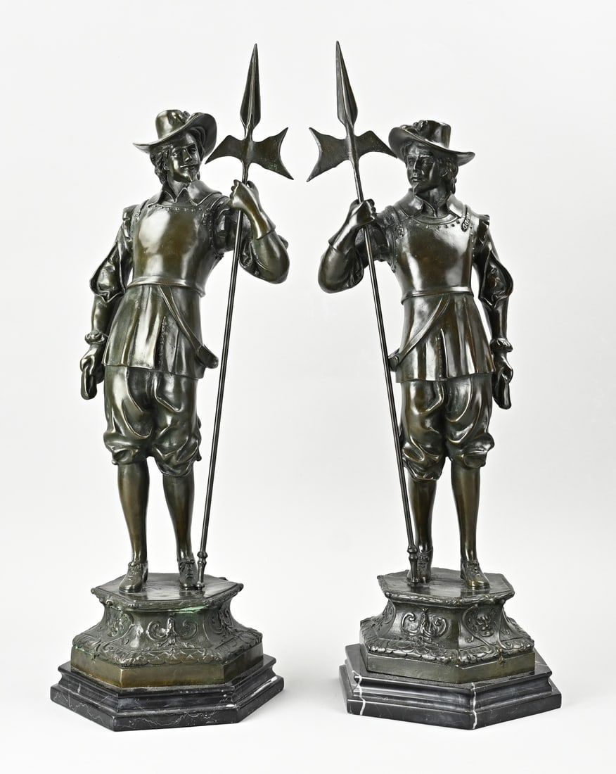 2x Bronze gatekeeper, H 75 cm.: Two bronze gatekeepers with halberds. Second half of the 20th century. Dimensions: H 75 cm. In good condition.