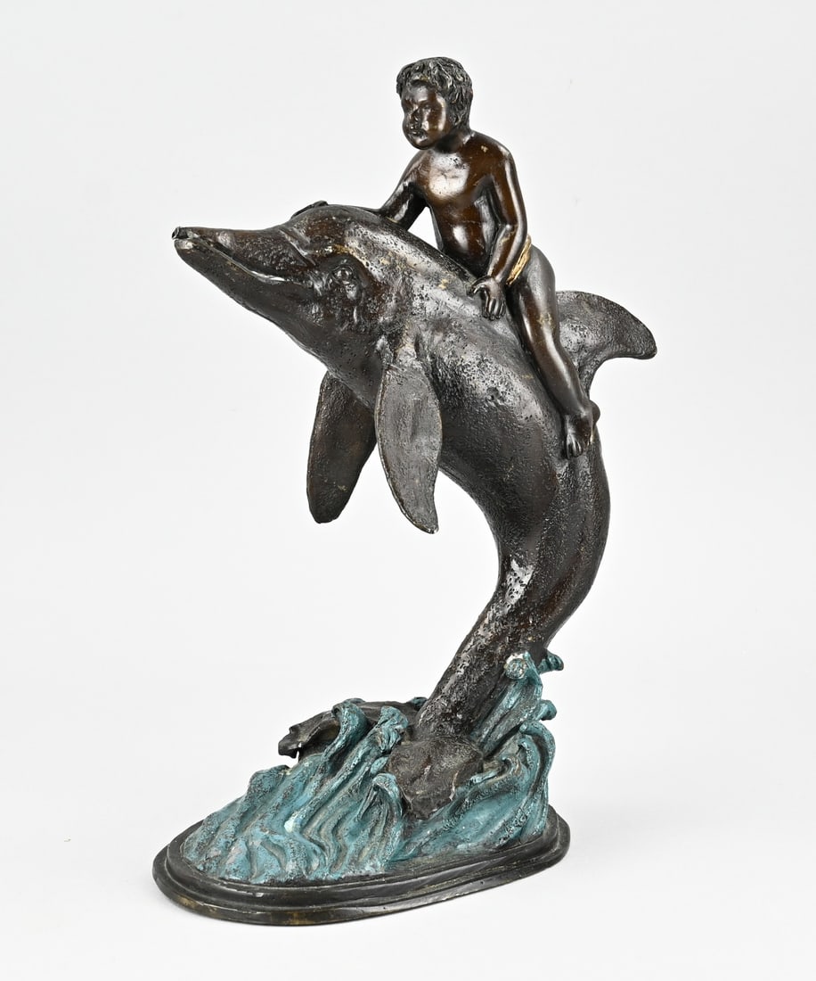 Bronze fountain, H 36.5 cm.: Old bronze fountain in the shape of a surfacing dolphin with a putti figure on its back. 20th century. Dimensions: H 36.5 cm. In good condition.