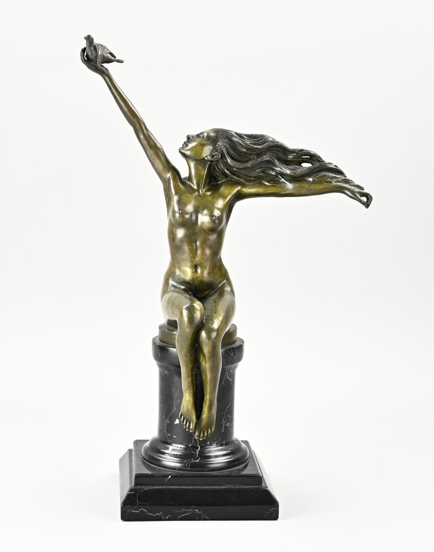 Bronze statue, Nude woman with dove: Bronze sculpture. Nude lady with dove, on a marble base. 21st century. Dimensions: H 43 cm. In good condition.