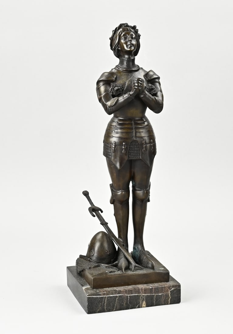 Bronze statue, Joan of Arc: Bronze Joan of Arc in armor praying. With marble base. Second half of the 20th century. Dimensions: H 42 cm. In good condition.