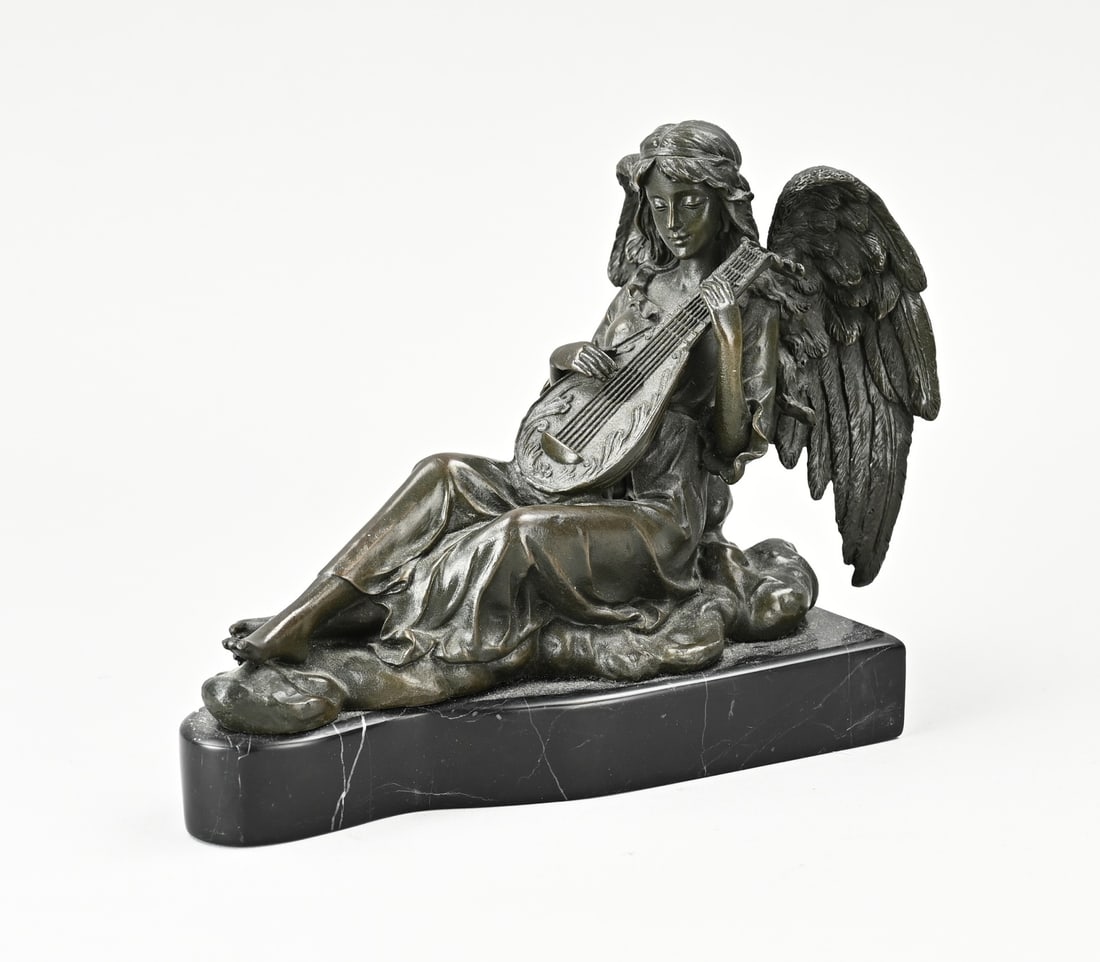 Bronze statue, English with lute: Bronze statue of an angel with a lute. Mounted on a black marble base. Second half of the 20th century. Dimensions: H 25 cm. In good condition.
