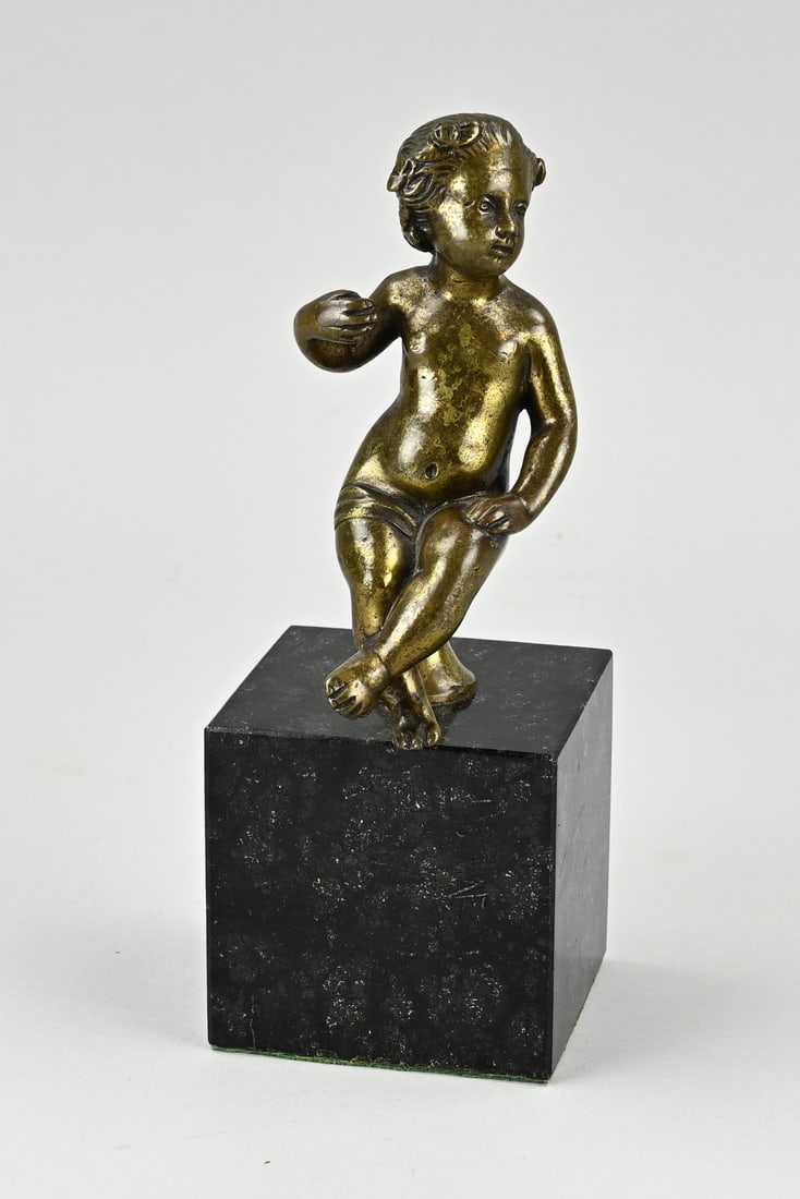 Bronze putti, H 23.5 cm.: Bronze putti on a black marble base. 20th century. Dimensions: H 23.5 cm. In good condition.