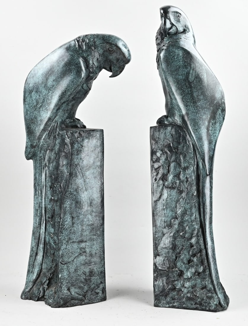 Pair of bronze parrots: Two large bronze macaws/parrots on pedestals. Late 20th century. Dimensions: H 83 cm. In good condition.