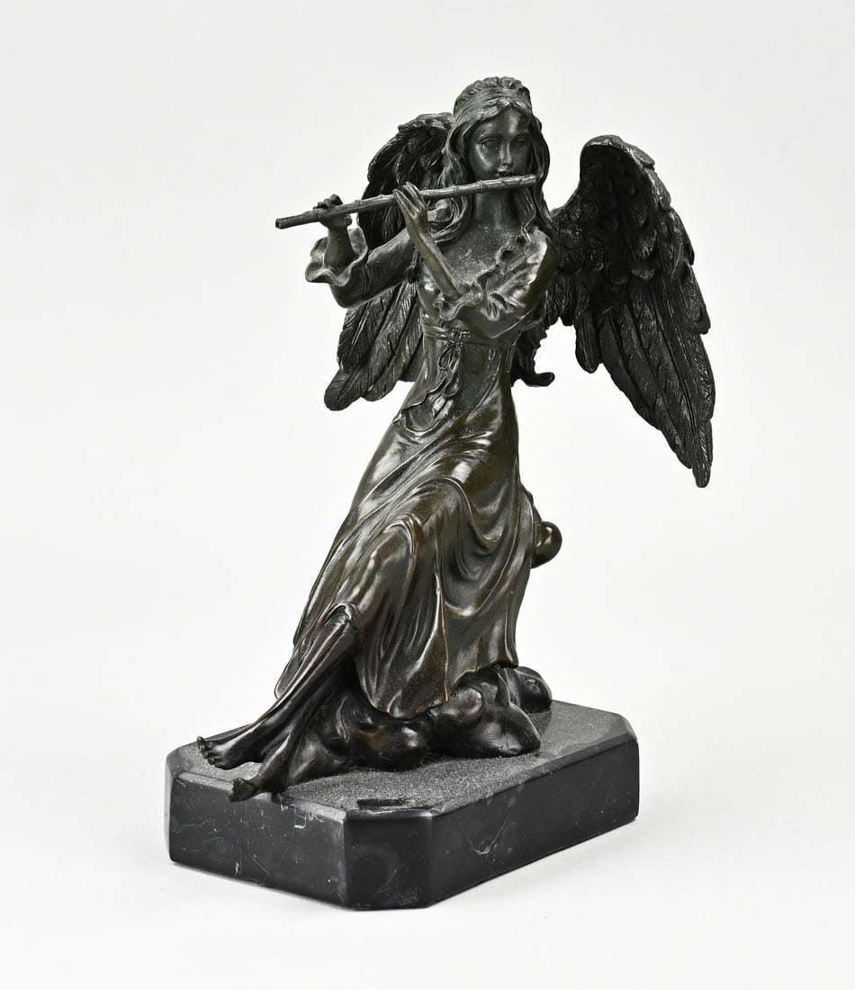 Bronze figure: Bronze figure on a black marble base. Angel playing the flute. 21st century. Dimensions: 24 cm. In good condition.