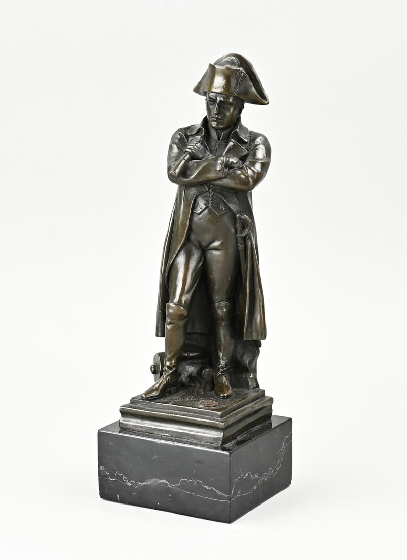 Bronze figure: Bronze Napoleon Bonaparte figure, on a black marble base. 21st century. Dimensions: H 31 cm. In good condition.