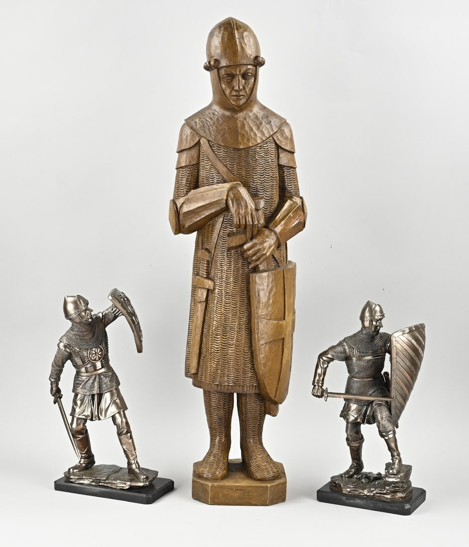 3x Knight figure: 3x Knight figures. Two made of composite. One made of wood. Second half of the 20th century. Dimensions: 35 x 80 cm. In good condition.
