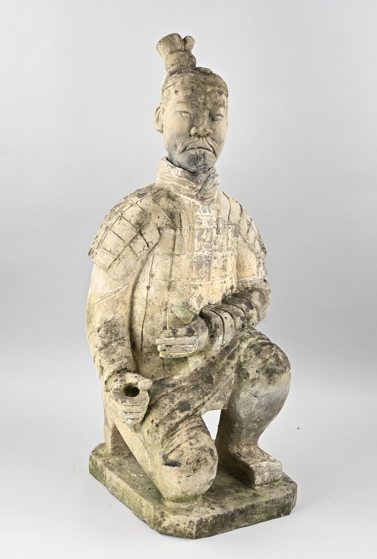 Chinese terracotta statue: Large old Chinese terracotta figure. 19th - 20th century. Dimensions: H 81 cm. In good condition.