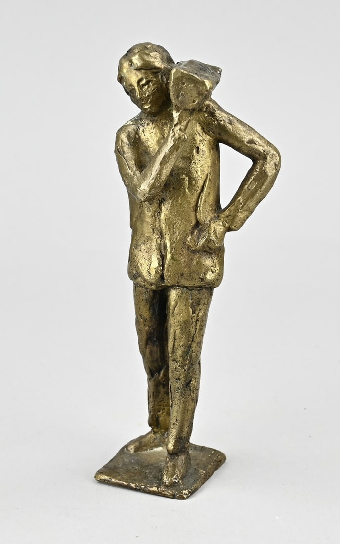Jan Kip bronze statue, H 21 cm.: Jan Kip (sculptor). 1926 - 1987 Oldenzaal. Bronze figure. Man carrying something on his shoulder. Dimensions: H 21 cm. In good condition.