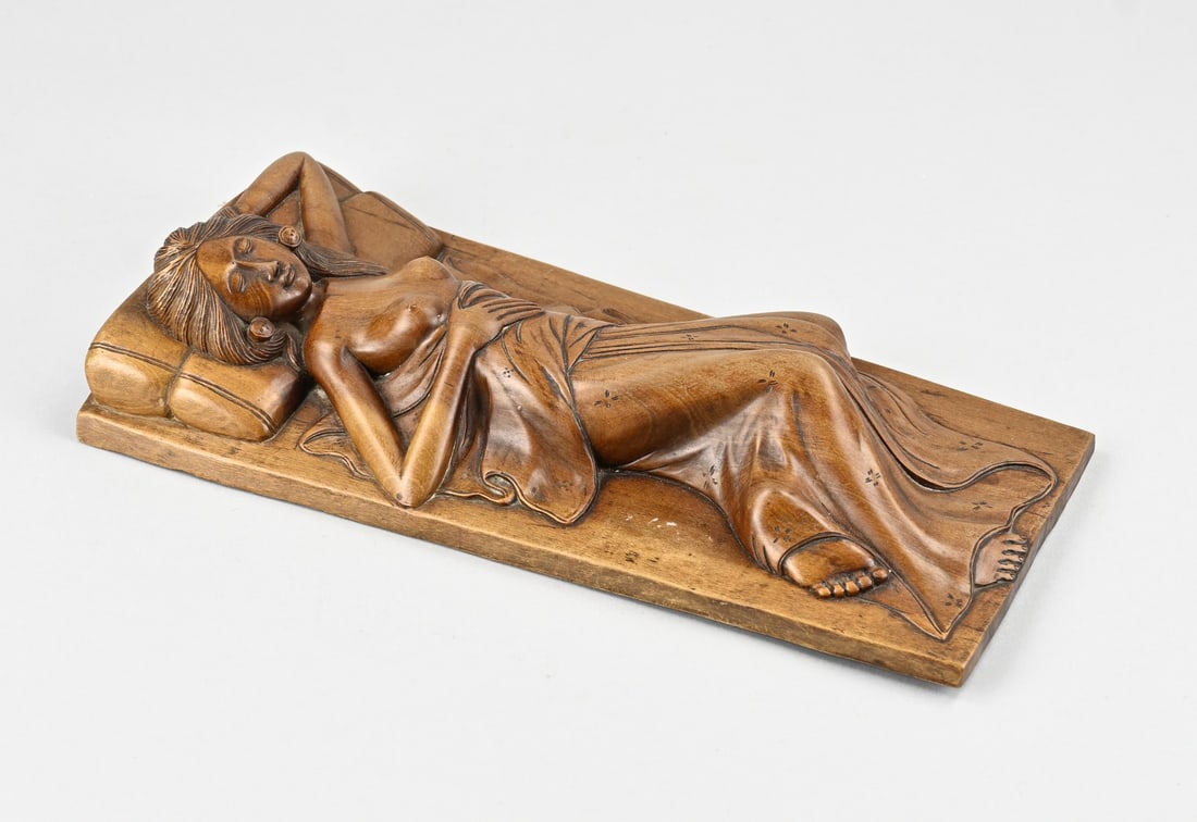 Hardwood sculpture: Hardwood Balinese plaque with a half-naked reclining Balinese woman. Unsigned. 20th century. Dimensions: 32 x 14 x 6 cm. In good condition.