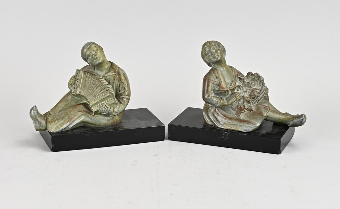 2x Figures on basement: Two antique Art Deco figures on marble bases. Circa 1925. Metal composition. Green patinated. Dimensions: 13 x 16 x 7.5 cm. In good condition.