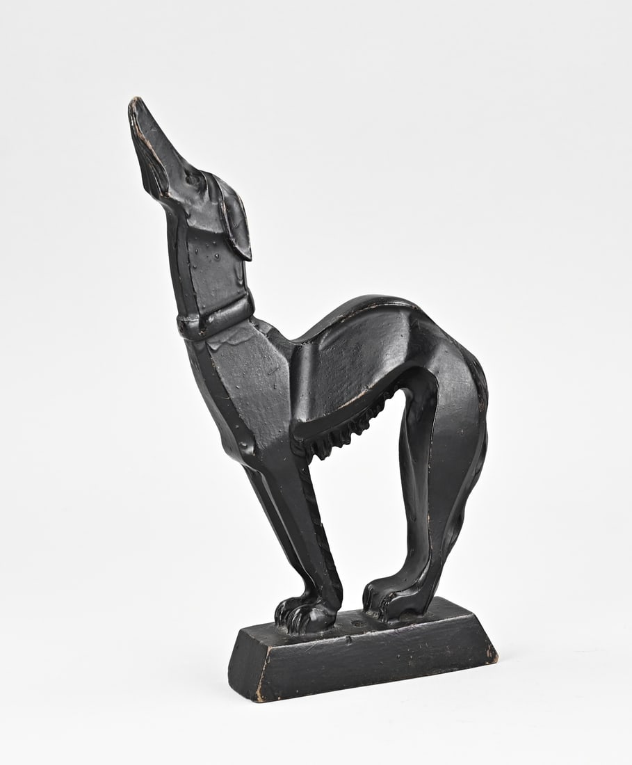 Wooden Art Deco greyhound: Antique, wood-carved Art Deco greyhound with original polychromy. Unmarked. Circa 1920. Dimensions: 24.5 cm. In good condition.