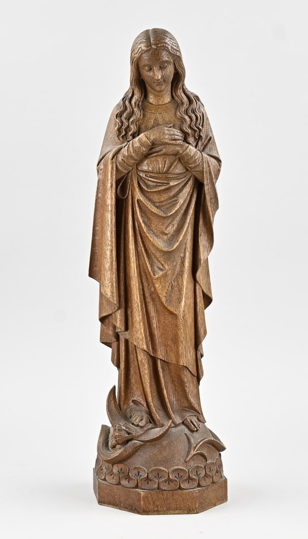 Wooden statue of Mary, H 47 cm.: Antique, Dutch, signed oak statue of Mary by Jos. Thissen & Zoon Roermond 1918. Dimensions: H 47 cm. In good condition.