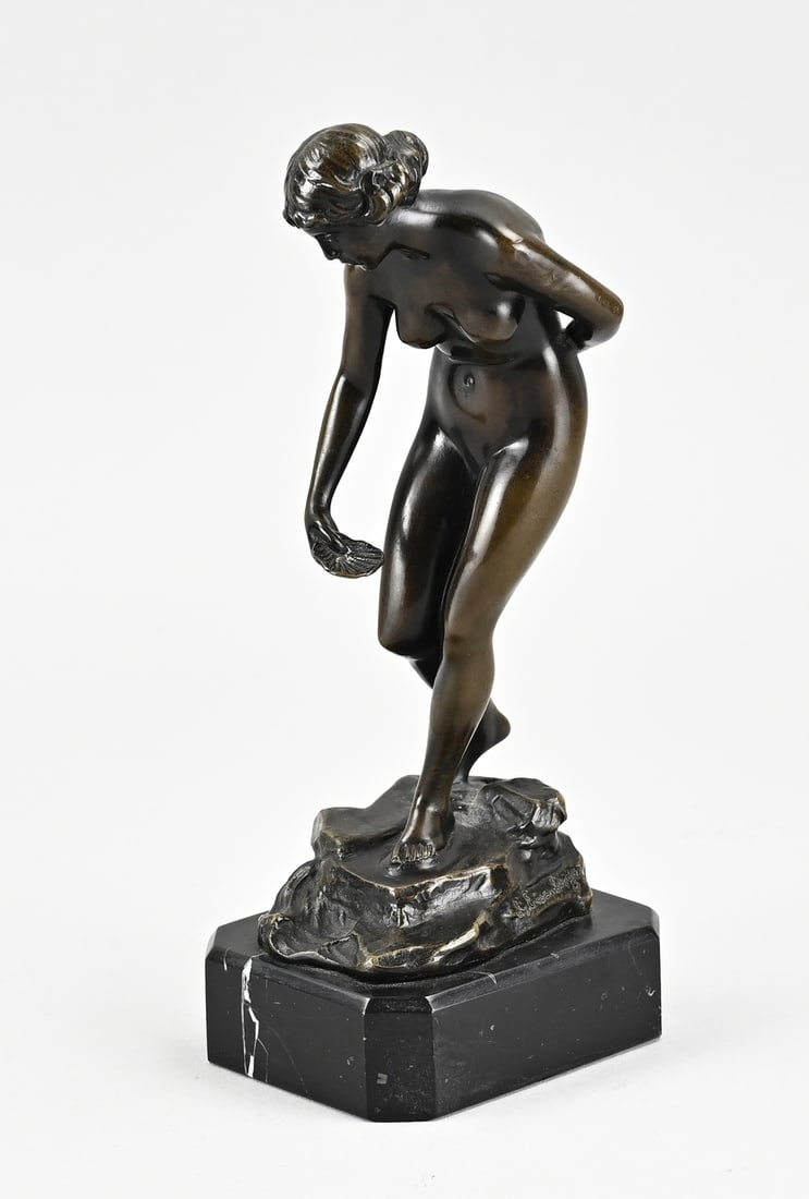 Bronze statue, Female nude: L. Eisenberger. 1895 – 1920. Germany. Bronze sculpture of a nude lady with an oyster shell, mounted on a black marble base. Dimensions: 19 cm. In good condition.