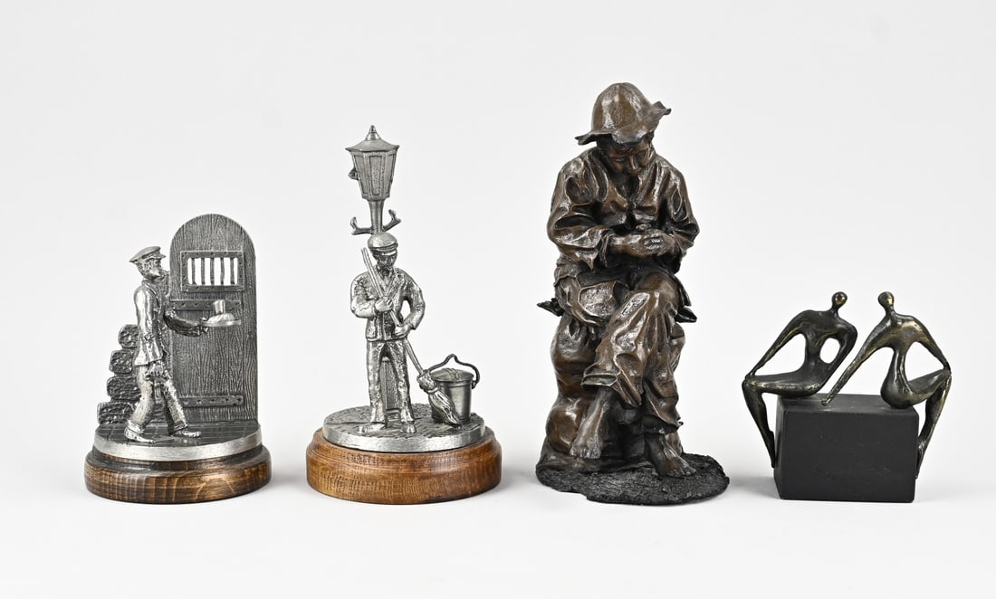 4x Miscellaneous figurine: Four diverse old metal figures. Including: bronze, brass, and pewter. 20th century. Dimensions: 11 x 22 cm. In good condition.