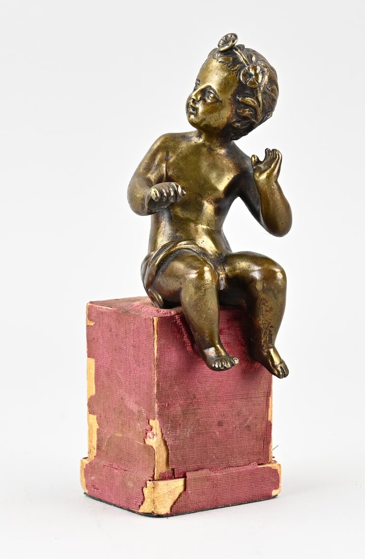 Bronze putti, 1900: Antique bronze putti on a wooden base. Dimensions: H 18 cm. Circa 1900. In good condition.