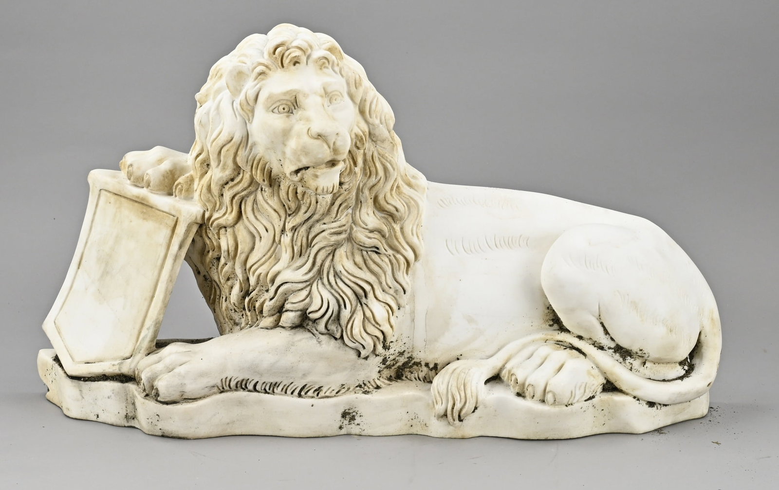 Marble lion with shield: Old sculpted marble lion. Lying down with coat of arms. Dimensions: 30 x 50 x 11 cm. In good condition.