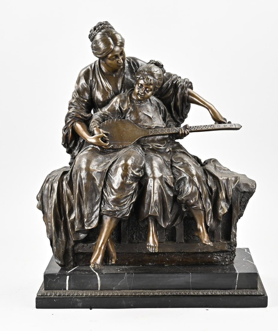 Bronze sculpture, Mother teaches child to play the lute: Bronze figure group. Mother teaches child to play the lute. 21st century. Dimensions: 51 x 40 x 20 cm. In good condition.