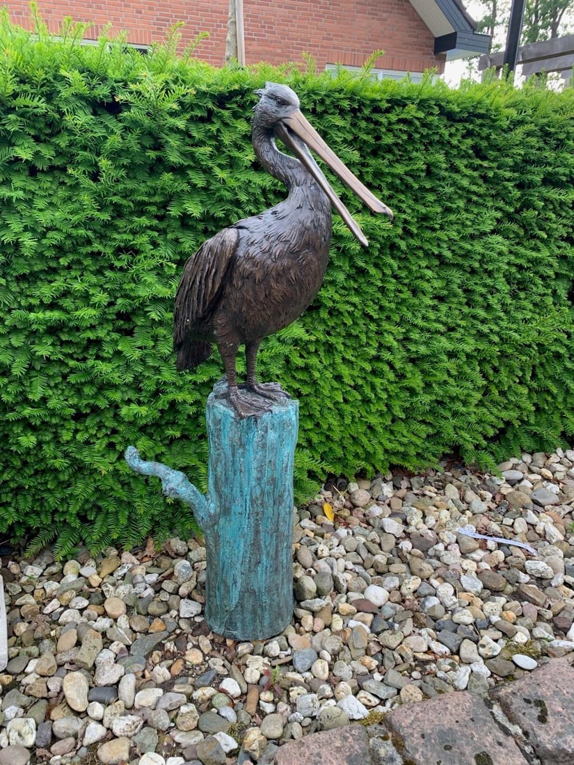 Fountain with pelican: Large bronze pelican on a trunk, to be used as a fountain. Dimensions: 107 cm. In good condition.