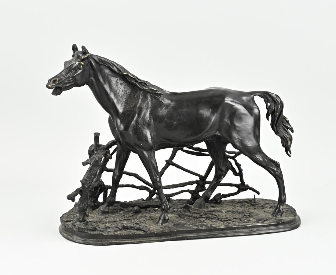 Bronze statue, Horse: Cast bronze horse by a fence. After PJ Méne. Signed. Second half of the 20th century. Dimensions: 29 x 36 x 14 cm. In good condition.