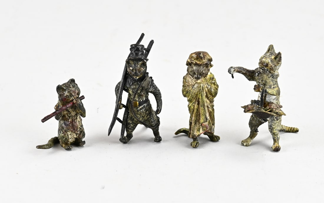 4x Vienna Bronze (cats): Lot of four antique Viennese bronze figures. Various cats. Cold-painted. Circa 1900. Dimensions: 4.5 x 6.5 cm. In good condition.