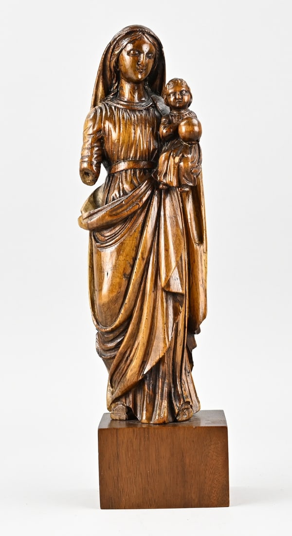 Statue of Mary, H 31 cm.: 18th-century walnut statue of Mary with the Infant Jesus. Beautiful patina. Dimensions: H 31 cm. Forearm is missing. Otherwise in good condition.