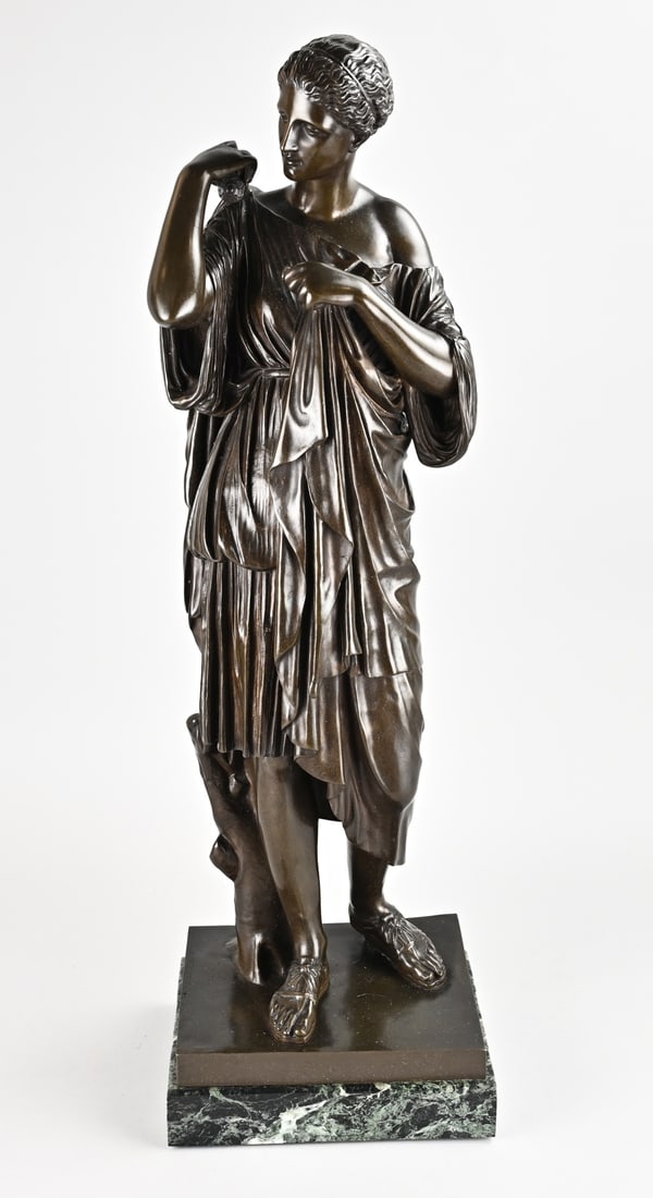 F. Barbedienne, Greek lady (H 70 cm.): Antique bronze figure by Ferdinand Barbedienne. 1810 - 1892. Greek lady. Dimensions: H 70 cm. In good condition.