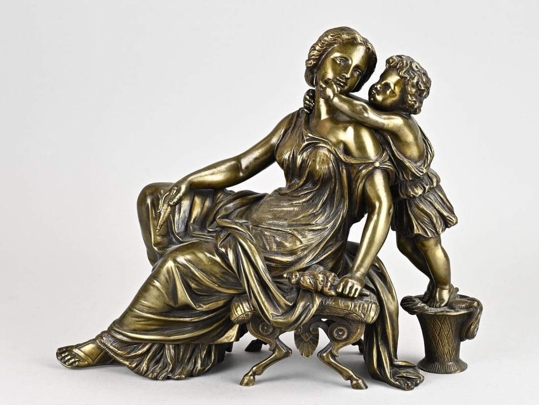 Bronze sculpture, Mother with child: 19th-century bronze figure group. Greek mother on a stool with child. Without base. Dimensions: 28 x 32 x 13 cm. In good condition.