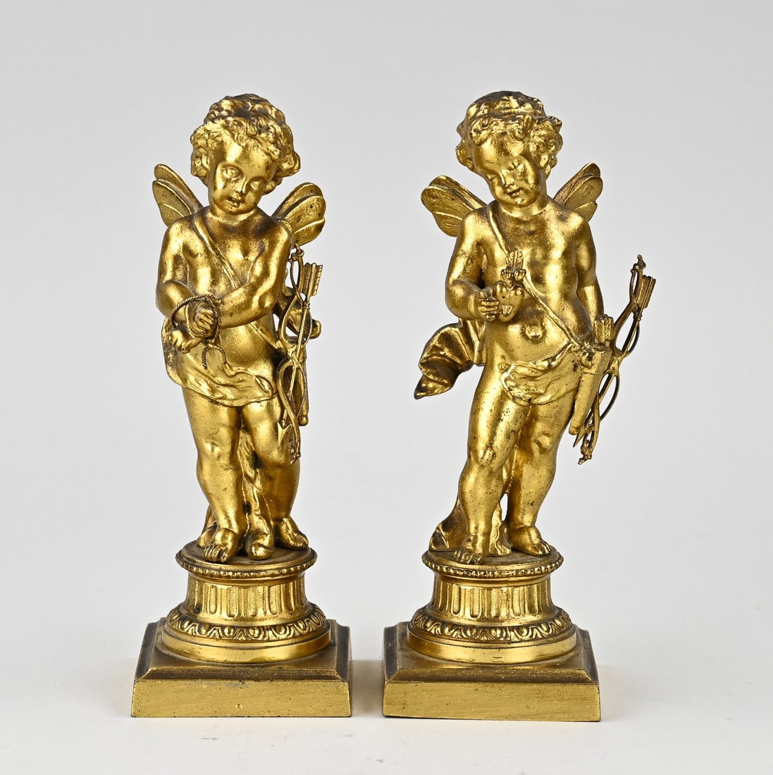 2x Cupid statue, 18 cm.: Two 19th-century gilded metal cupids with bow and arrow. Size: 18 cm. In good condition.