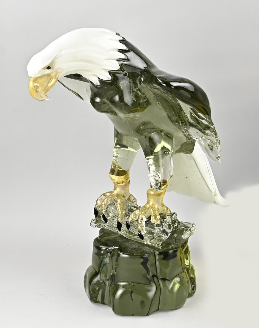 Glass eagle (Italy): Very large, two-part, signed glass eagle. Etersione Maestro Vino Signoretta by Marinelli Clotilde. Dimensions: 65 x 32 x 55 cm. Damaged at the feet.