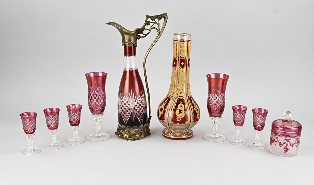 Lot of crystal/glass (10x): Lot of ten pieces of various old/antique red crystal glass. 19th - 20th Century. Dimensions: 10.5 - 36 cm. In good condition.
