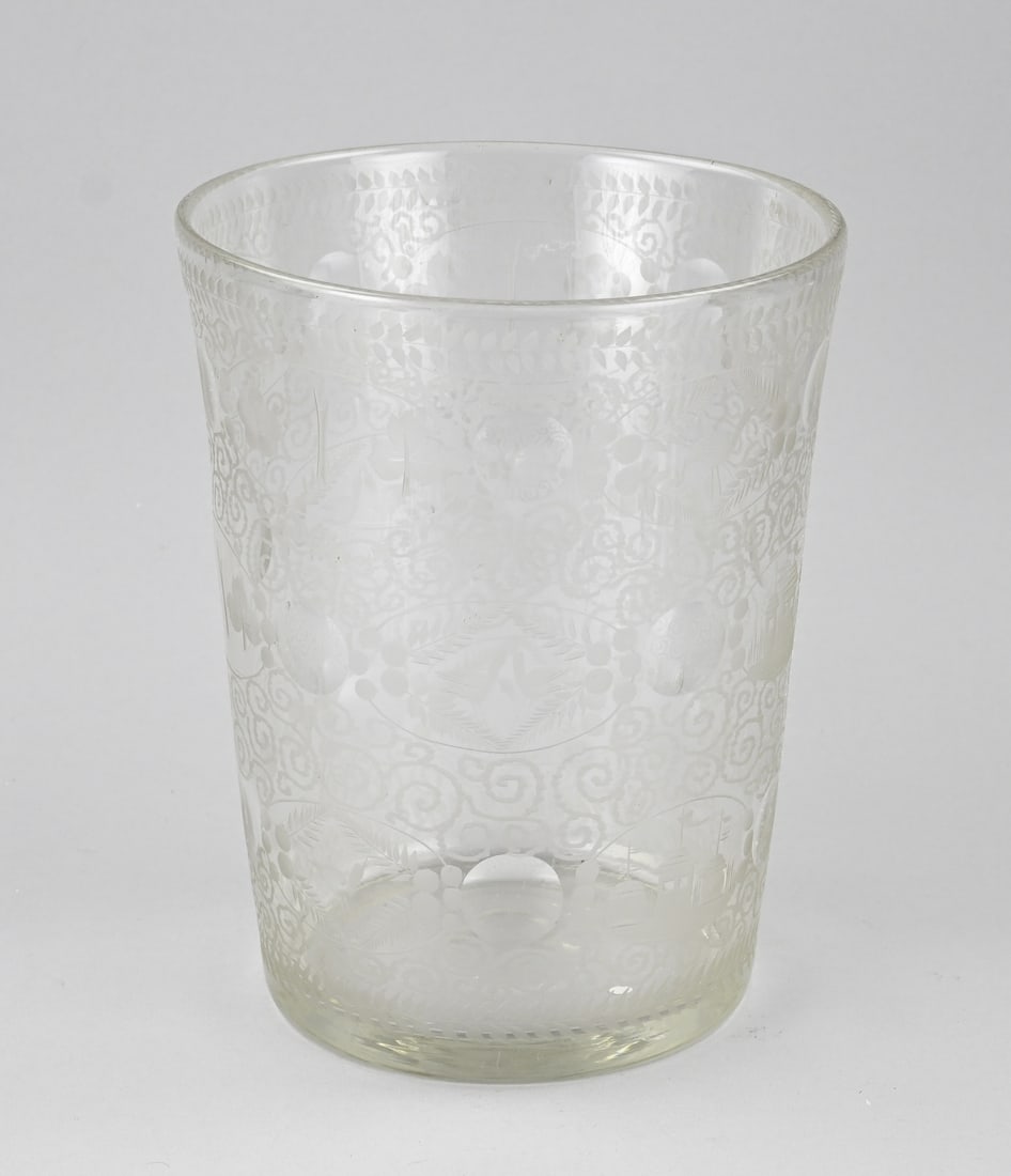 18th-century grape washer Ø 21.2 cm.: Very large, 18th-century, engraved glass grape rinser with floral/animal/pagoda decoration. Dimensions: 26.5 x Ø 21.2 cm. In good condition.