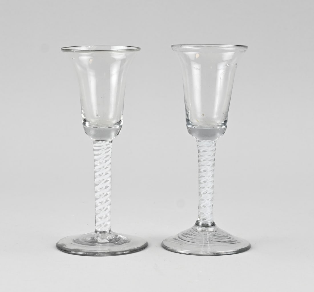 2x Antique pendulum glass: Two 18th-century pendulum glasses. One foot has a chip. Dimensions: H 17.2 cm. In good condition.