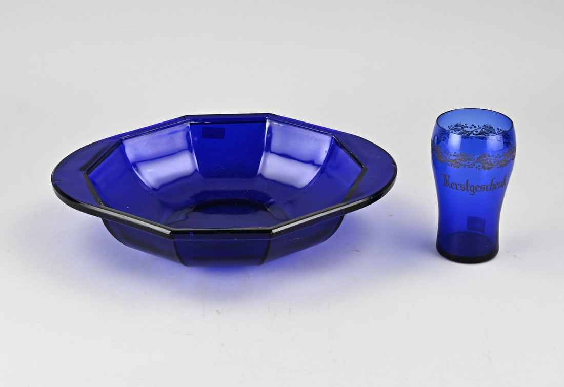 2 Parts Copier Leerdam glass: 2x Antique Dutch Copier Leerdam blue glassware. 1x Bowl, KPC de Bazel for Leerdam, one chip. 1x Christmas glass (Christmas gift), Leerdam, good. Dimensions: 25 x 12 cm. In fair/good condition.