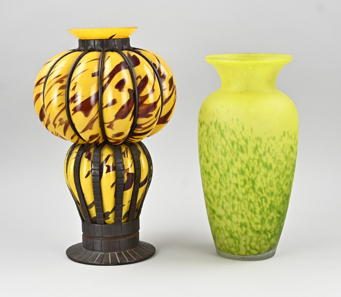 2x Antique glass vase (France): Two antique French glass vases. 1x With wrought iron, P. Majorelle. 1x Yellow/green, Daum Nancy France. First half of the 20th century. Dimensions: H 31 - 36 cm. In good condition.