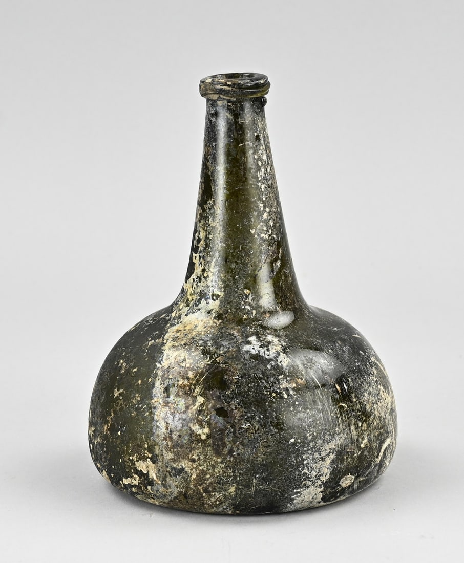 Cat's head wine bottle, H 18 cm.: 18th-century cat's head wine bottle. Dimensions: H 18 cm. In good condition.