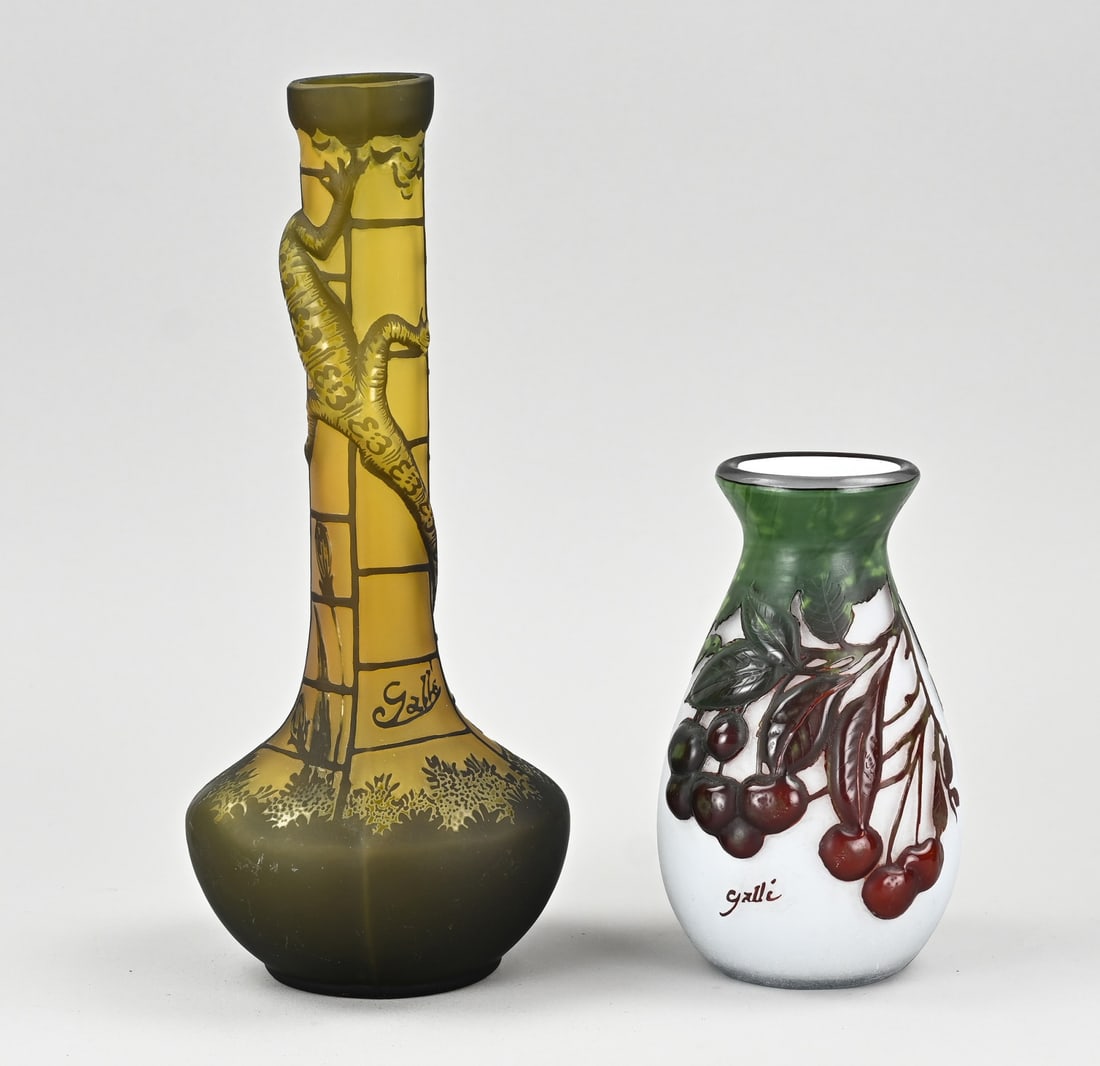 2x Glass vase (after Gallé), H 16 - 28.3 cm.: Two French glass vases after Gallé. Second half of the 20th century. Dimensions: H 16 - 28.3 cm. In good condition.