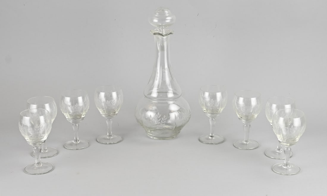 Carafe with 8 glasses: Antique crystal glass decanter with eight matching glasses, which feature floral cuts. First half of the 20th century. Dimensions: 13 x 32 cm. In good condition.