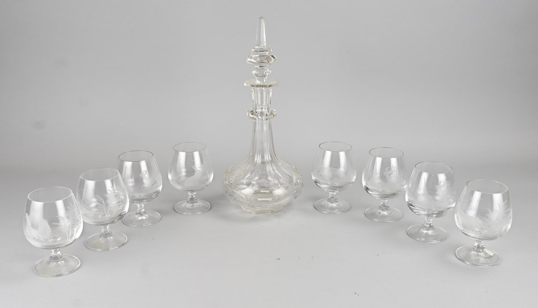 Carafe with glasses: Antique crystal decanter with eight engraved/satin-finished glasses. Various wildlife scenes. Dimensions: 11 x 32 cm. In good condition.