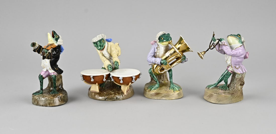 4x Porcelain figurine (frog orchestra): German, Sitzendorf, porcelain frog orchestra. Quantity: 4 pieces. Some damage. Dimensions: 12 - 13 cm. In reasonable condition.