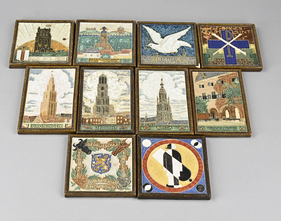10x Delft Porceleyne Fles decorative tile: 10x Antique Delft Porcelyne Fles cloisonné decorative tiles with various images. Circa 1920 - 1950. Dimensions: 12 - 15 cm. In good condition.