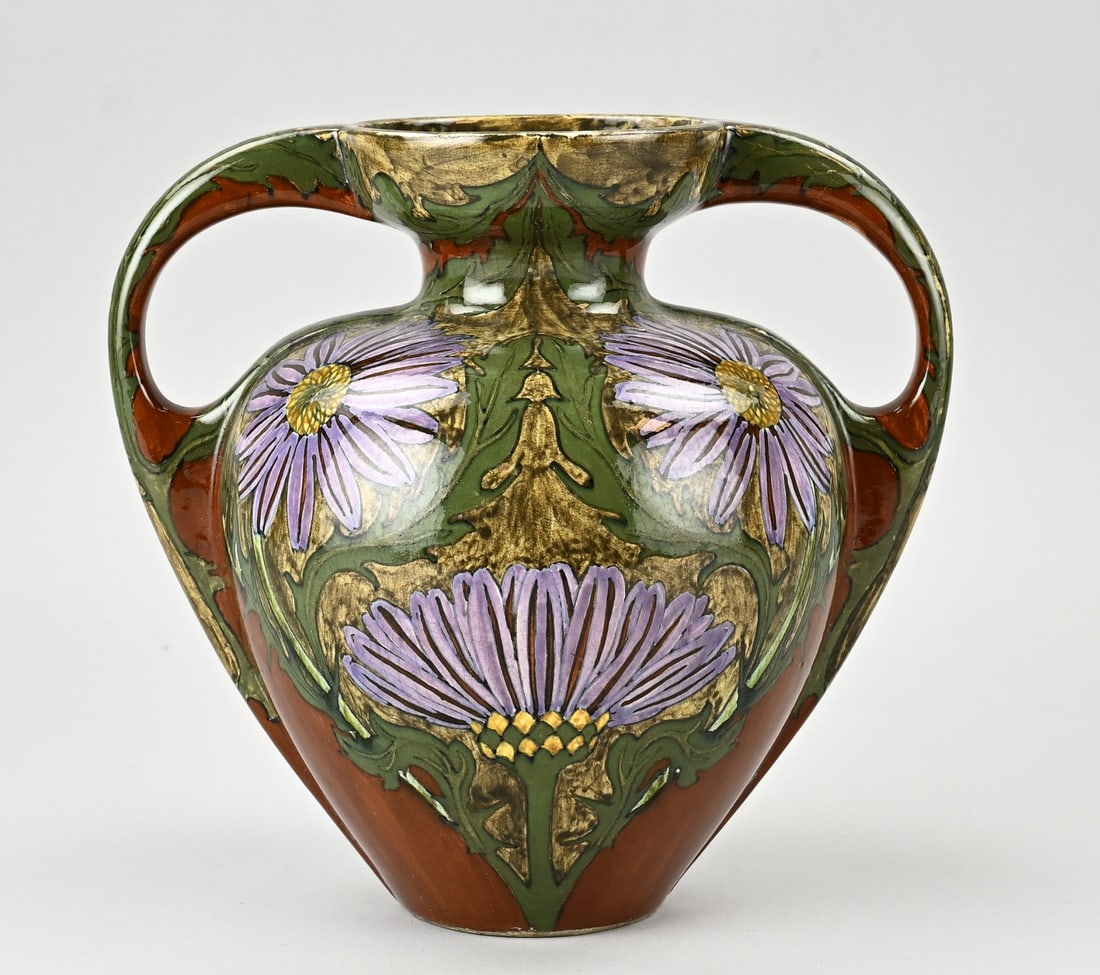 Rozenburg vase, H: Antique polychrome Rozenburg The Hague earthenware handle vase with floral decoration. Circa 1900. No. 3869. Painter Kx. Dimensions: H 22 cm. In good condition.